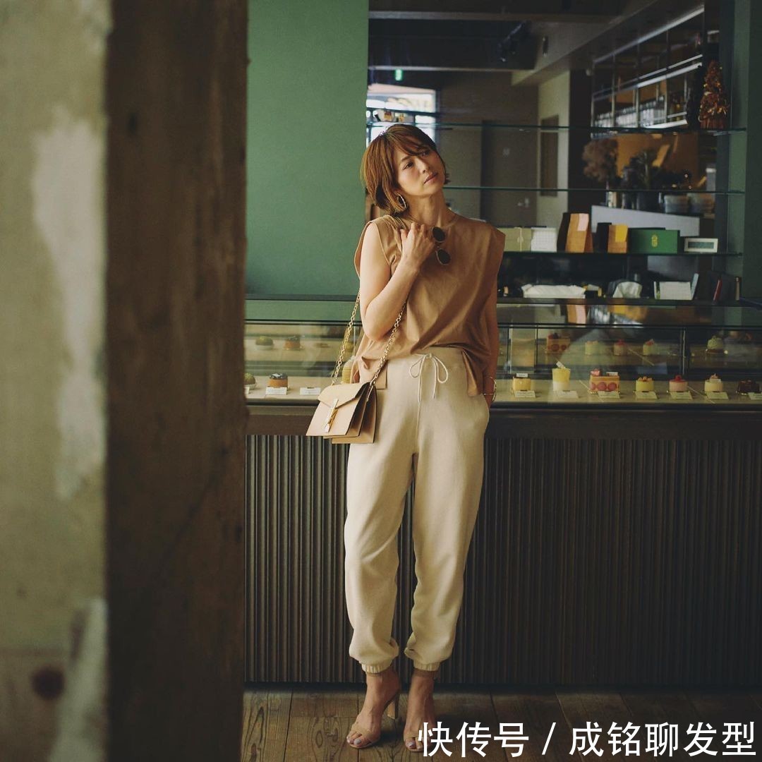 女性|看了这些50岁博主的“减龄穿搭”,才知道时尚与年龄无关,真养眼