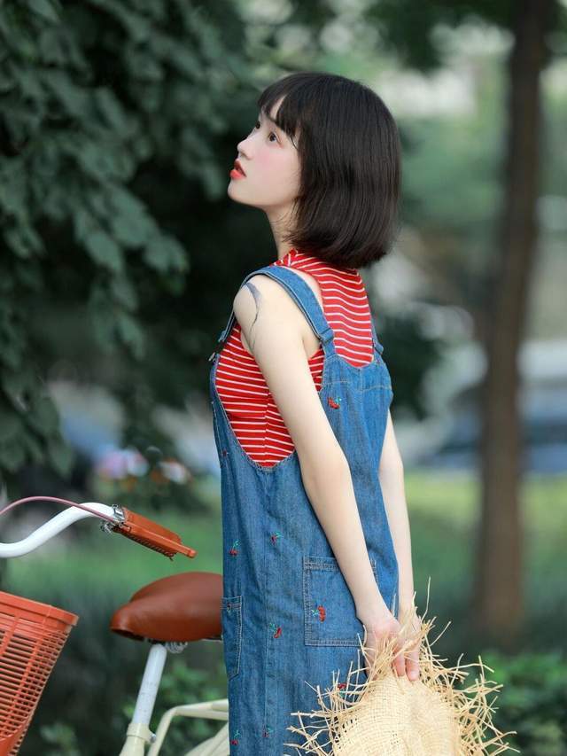 上衣|早秋穿这些就够了!牛仔背带裙+红色条纹上衣,实用又百搭