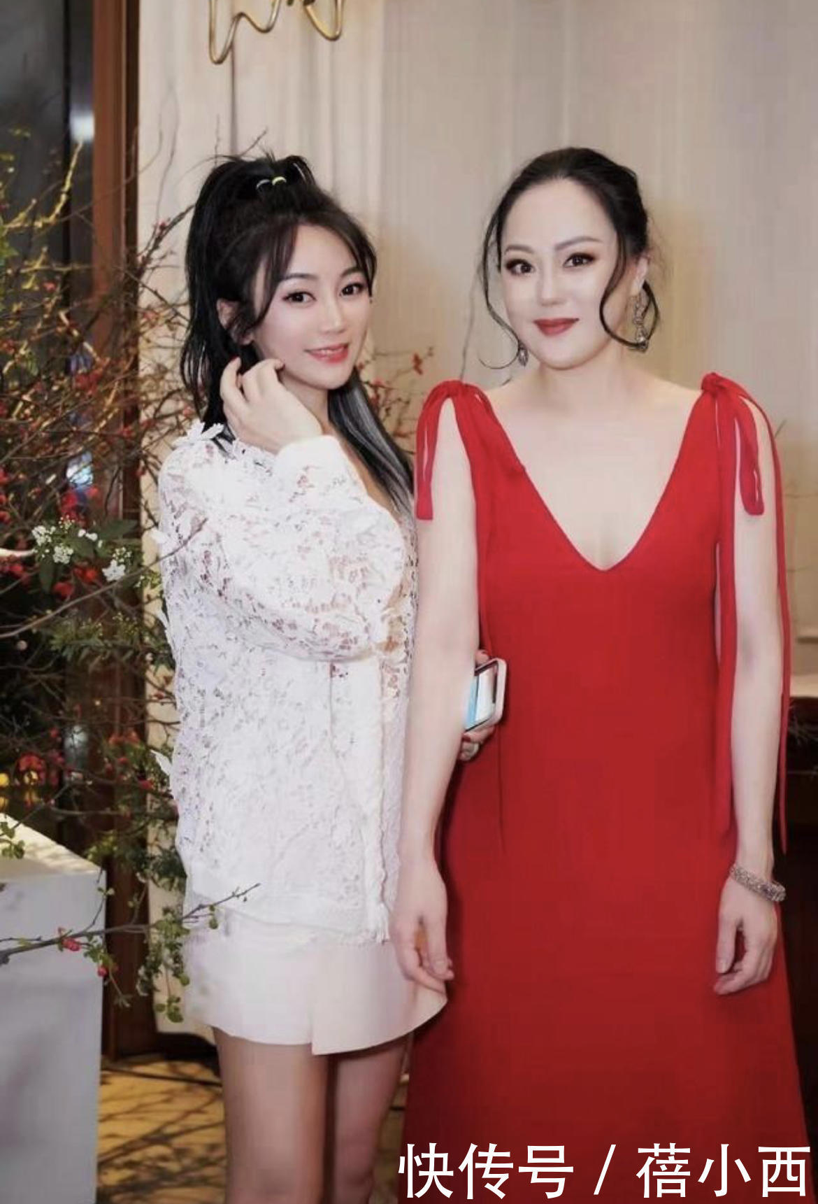 包臀裙|章小蕙的贵妇感无敌了，穿黑色吊带裙配皮衣性感霸气，美出国际范