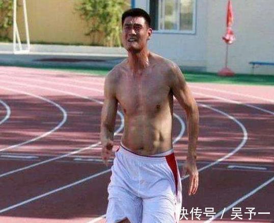 奥尼尔|姚明的肌肉有多不真实?6块腹肌显眼 麒麟臂不输奥尼尔