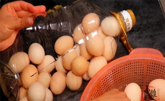 空油桶如何装鸡蛋,姑娘教我小妙招,没想到这么简单,太实用了