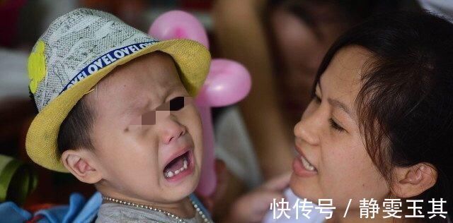 安危|俩孩子同时摔下滑梯,宝妈第一时间拉自己儿子,对方家长太自私