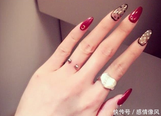 国外流行新趋势手指上钻孔戴戒指,看着都疼