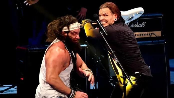 摔角播客电台|昨日Raw节目出现重大失误,杰夫·哈迪到底受伤了吗?