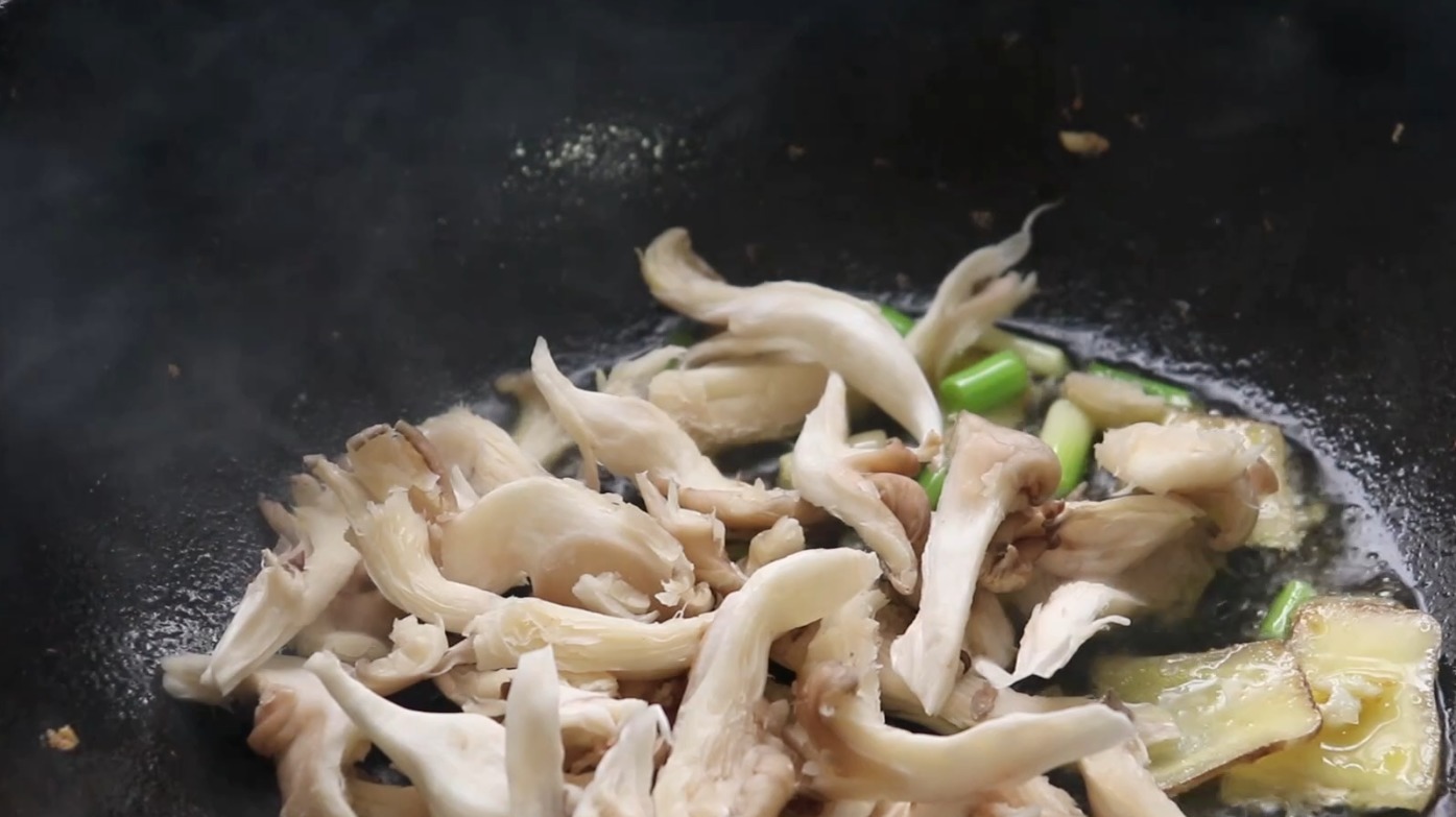 蘑菇最好吃的做法，加2个鸡蛋，我家一周吃5次，给红烧肉也不换