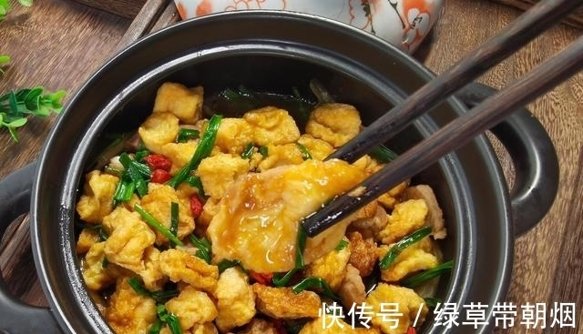 砂锅菜简单易做又味美,食材入锅焖一焖上桌了,适合冬天