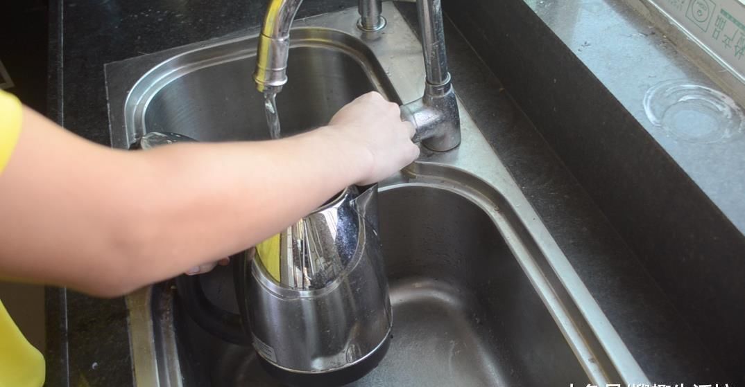 水壶里撒一把它, 水垢自动往下掉, 一年都不用刷水壶, 太实用了