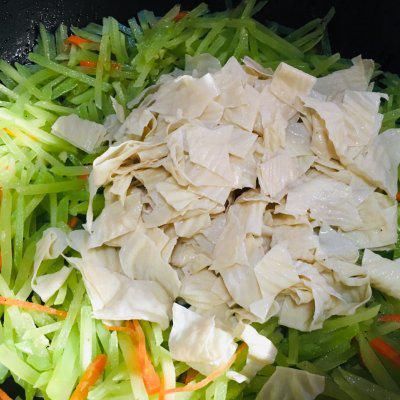  豆油|好吃到流泪的豆油皮炒莴笋，连吃三天都不够！