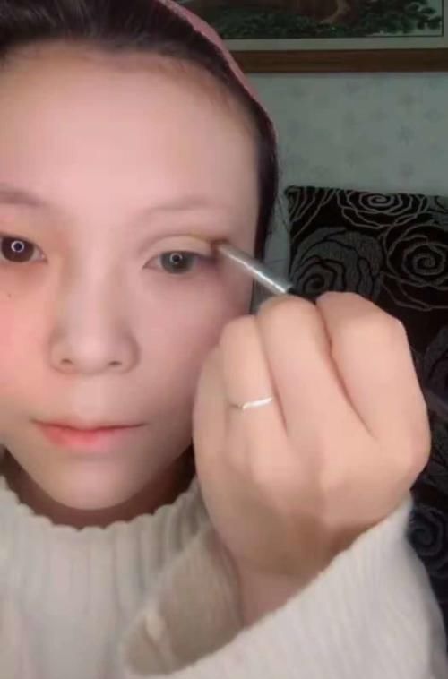 烈焰红唇|小姐姐半脸仿妆《破产姐妹》麦克斯,点缀几个小雀斑之后,太惊艳