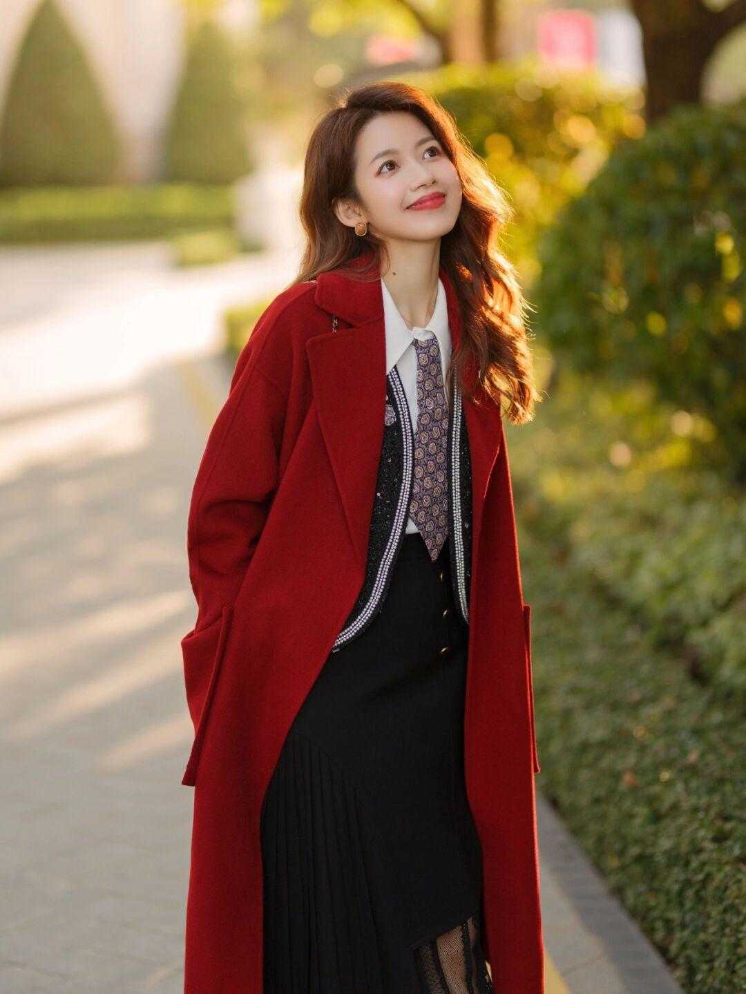 喜庆 元旦跨年如何穿?原来红色外套这么喜庆,太适合跨年了