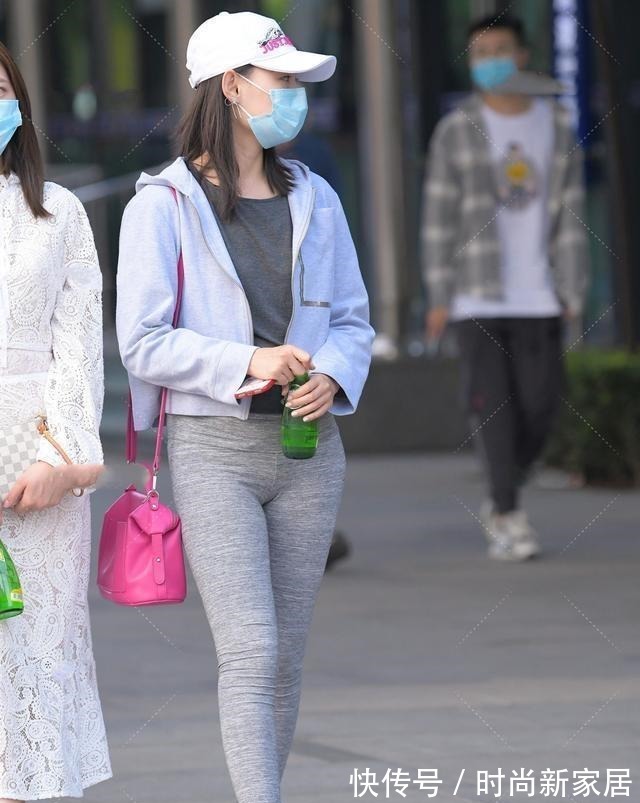 高挑 白色短款上衣搭配灰色紧身打底裤,良好的修饰效果,很显高挑苗条!