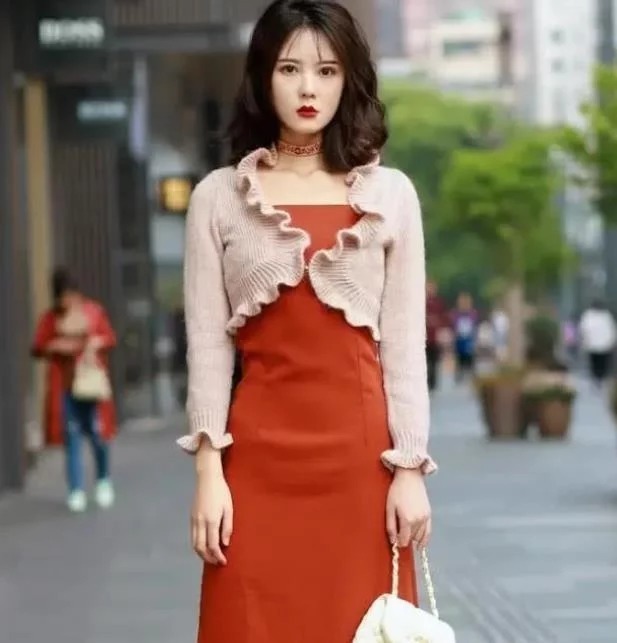 街拍：气质高雅的美女，白色上衣配半身裙，气质十足