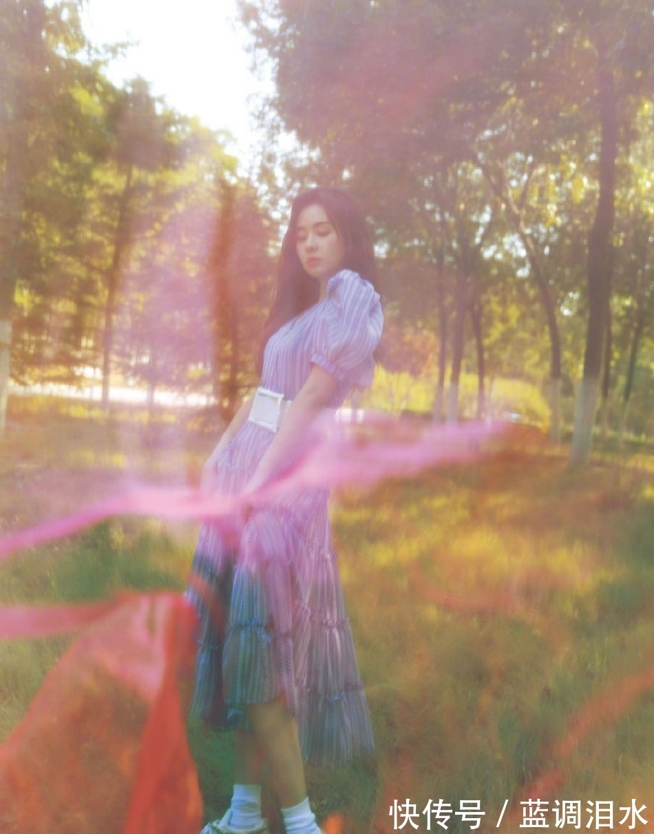 泡泡袖|郑合惠子穿泡泡袖连衣裙 卷发红唇气质温柔