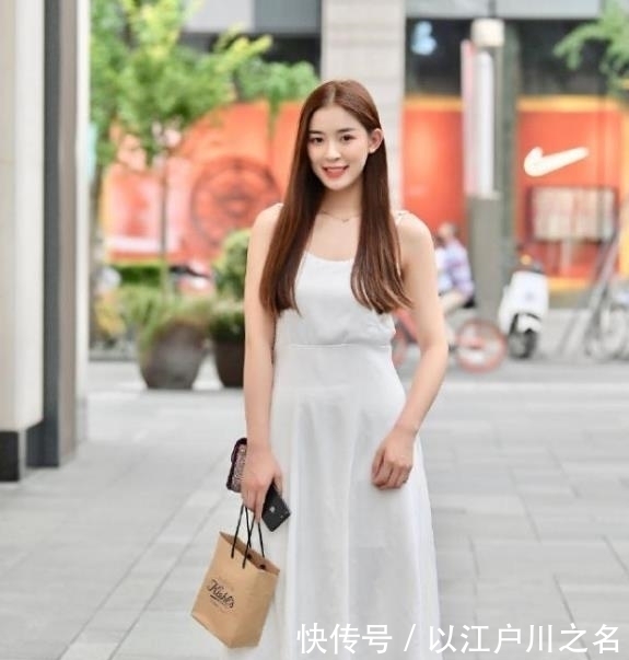 美女|街拍美女:身材与长相俱佳的小姐姐,紧身裙穿搭,时尚又亮眼!