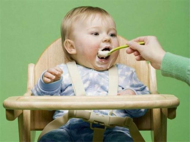 错误|很多宝妈在给宝宝添加辅食时,犯了这4个错误,你有吗