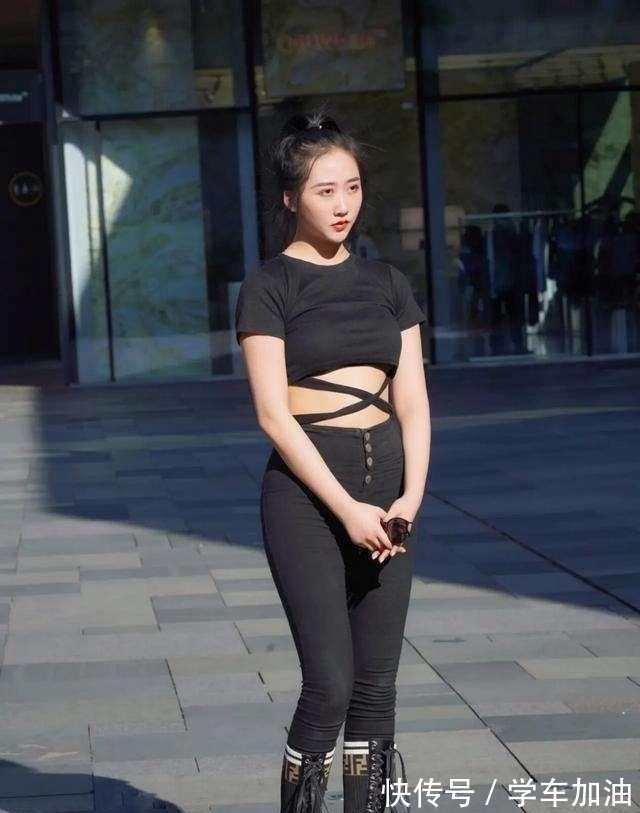 白显 白色打底裤搭配时尚黑色上衣,比较显身材的,显得高挑又精神!