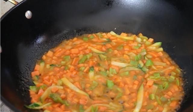 食用油|鸡蛋倒入滚烫的油锅中，五秒就变美食，三十年老厨的技术真是牛