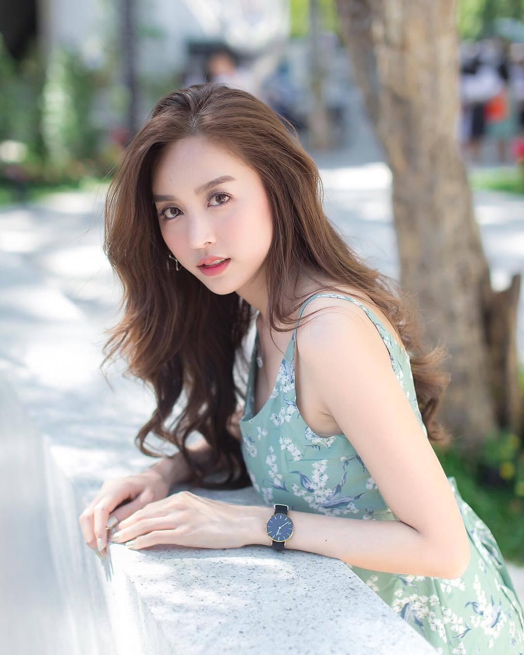 浅绿色印花连衣裙搭配黑色名表, 设计简洁, 精致剪裁, 甜美清爽