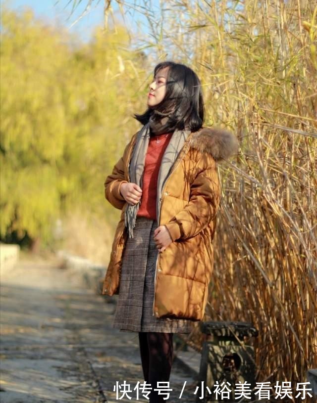 要注意|阔腿裤也该收一收了,最近流行“羽绒服+半身裙”,小个子也适合