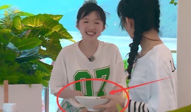 冰沙|趙麗穎自己學(xué)習(xí)做冰沙,誰注意她手里用的碗這顧客還怎么敢來