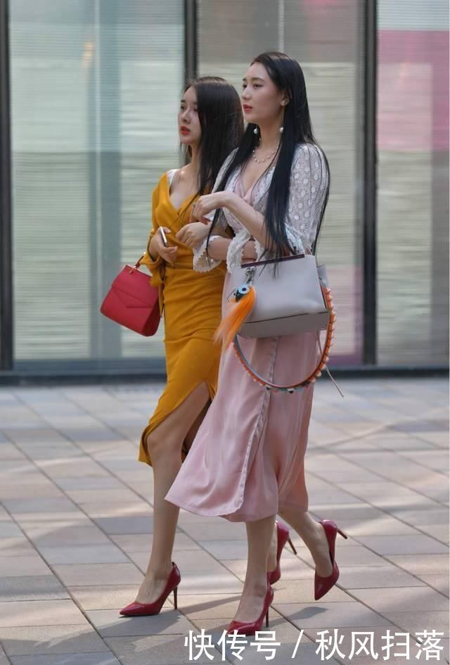 真丝|街拍美女小姐姐的真丝裙配蕾丝开衫,为美丽增添色彩