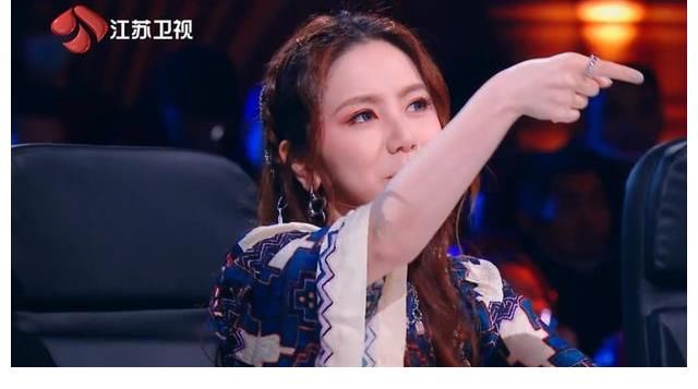 12年了，董卿的“托王”位置終于后繼有人了，她托得真好