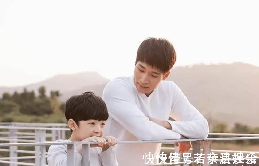 地铁|地铁上,妈妈抱孩子的动作火了,网友:教养无关贫富,体现在生活