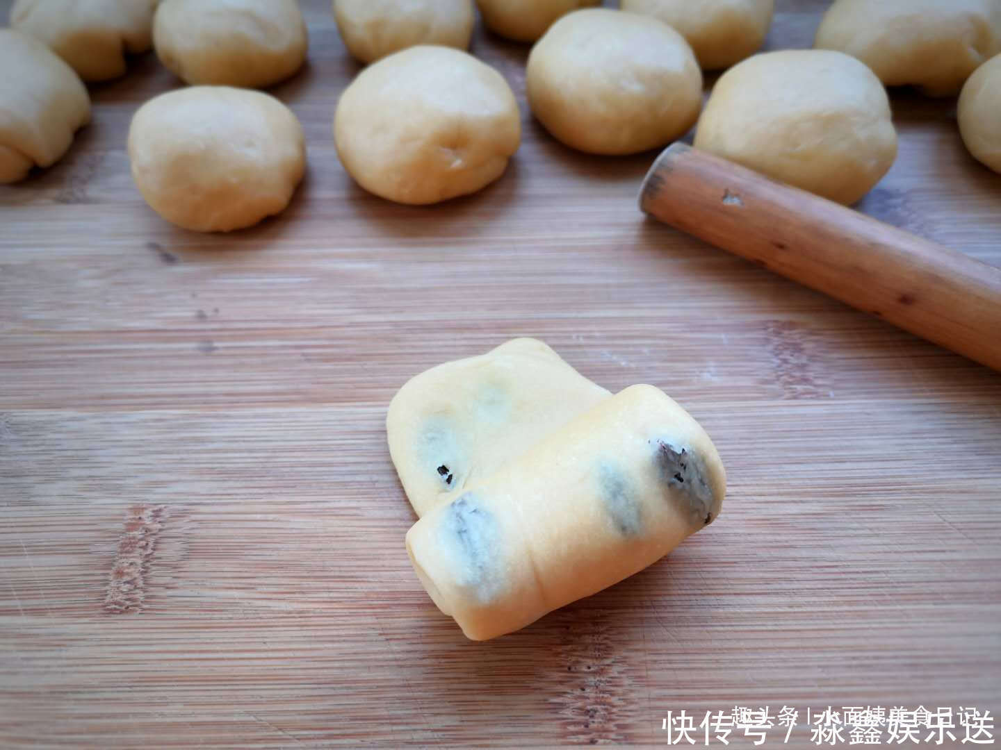 做法|最近面包这个做法火了,家里烤箱都用不上,金黄香甜,松软又拉丝