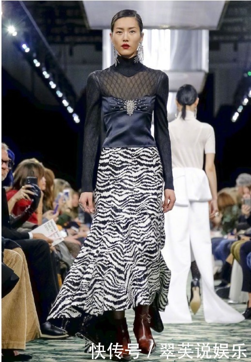 大表姐|刘雯时装周两场不同走秀,从头到脚美得霸气高端,这气质让人服气