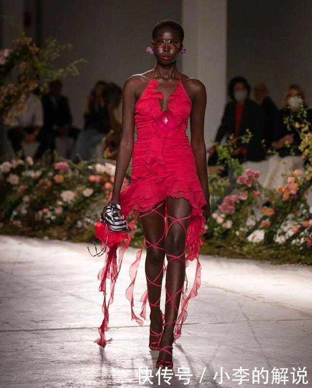 米兰时装周线下T台回归,Blumarine2021春夏系列演绎浪漫时装盛宴