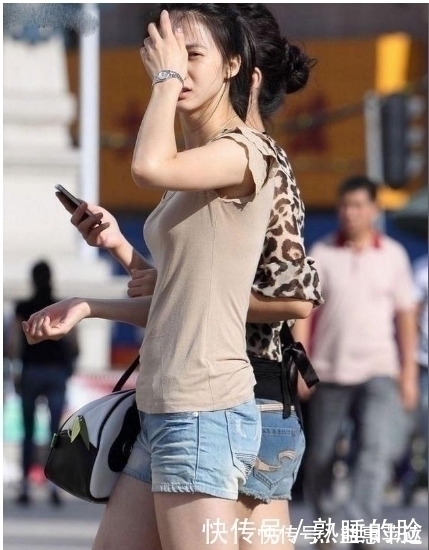 妹子 紧身裤穿出清新的美感,妹子在行走间摇曳更美丽大方,个性满满