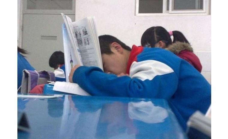 睡眠时间|晚上十点还有没睡的孩子吗?晚睡对孩子的危害大,家长一定要重视