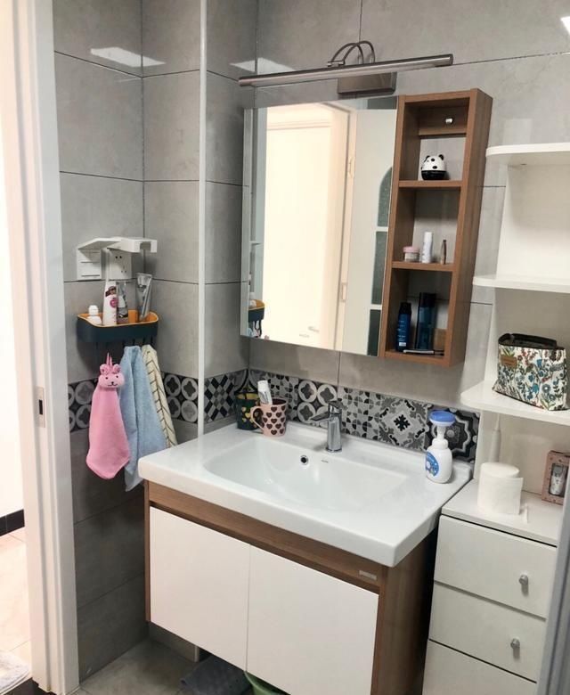 实用|她家90平新房，装修一共花费15万，电视墙很实用，进屋就被迷住