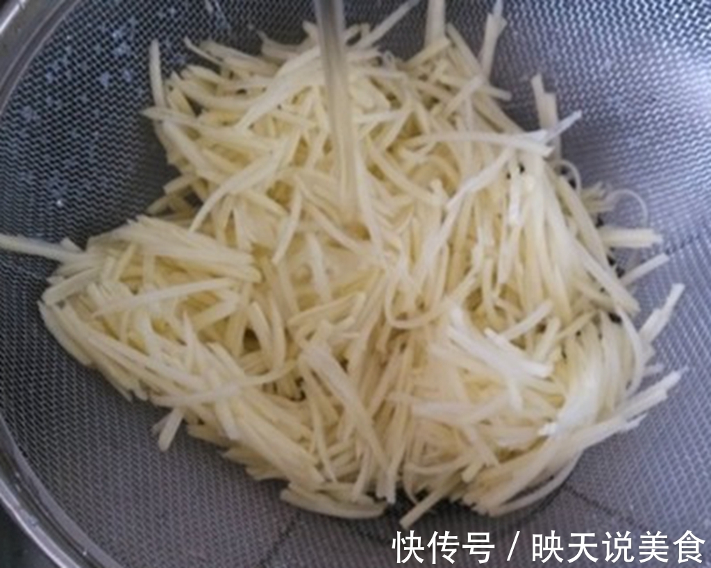 炒土豆丝时,万万不可直接下油锅,多加“1步”,吃起来又脆又香
