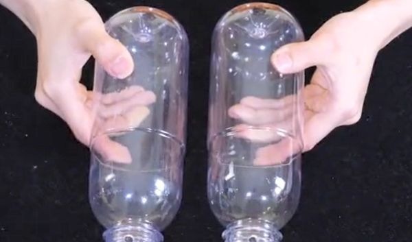 在衣架上挂两个塑料瓶，放阳台太实用了，解决了家家户户的大烦恼