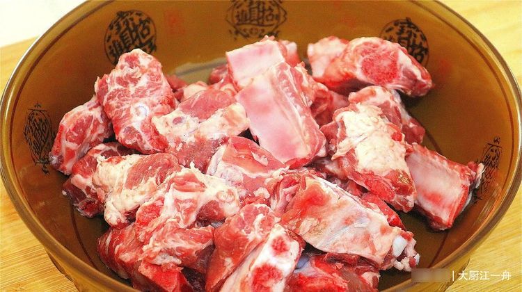 炖排骨,切忌不要直接焯水,否则又柴又腥不好吃,正确做法是这样