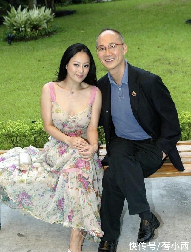 穿搭|章小蕙就算低调也满身尤物气场，穿印花裙配长卷发，妥妥的贵妇感