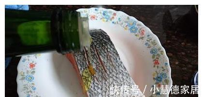 培根|煎鱼时，直接下油锅是不对的，掌握这个技巧，鱼皮不破、鱼肉不散