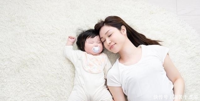 疏忽大意|妈妈正倒立练瑜伽,1岁娃这个动作把网友乐翻了,这也太调皮了