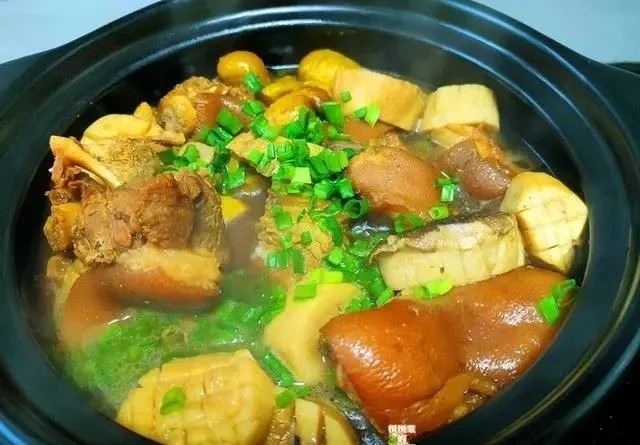 冬天要常吃这碱性菜,切成段跟猪蹄炖入味,鲜香脆嫩,好吃又解馋