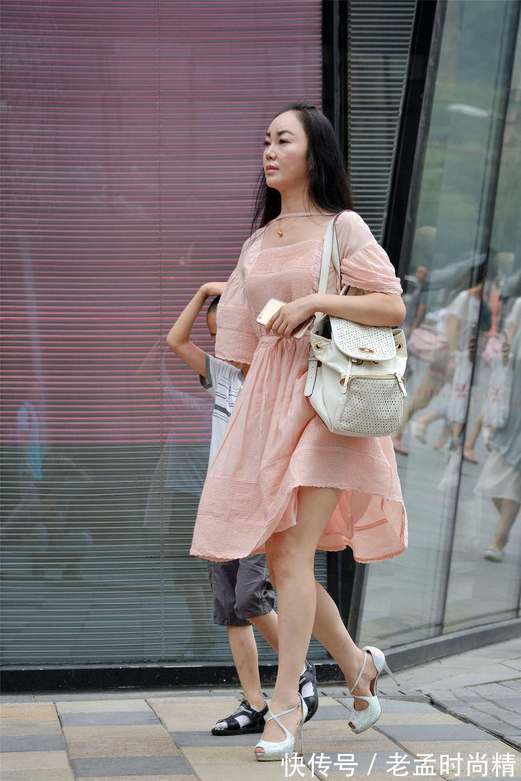 旗袍 街拍:如果不是带着小孩,搭配粉色连衣裙的姐姐原来是时尚辣妈