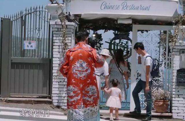 黃曉明被指差別待遇對中國客人跟外國客人態(tài)度大不同