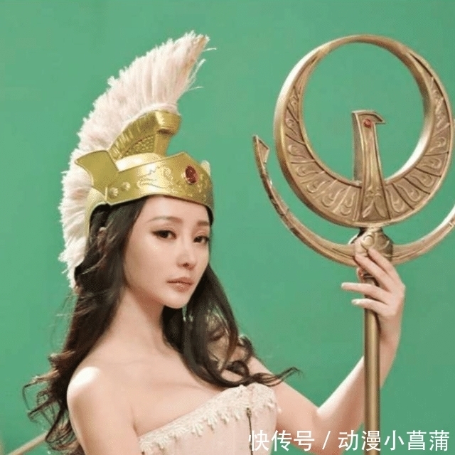 金发cos|柳岩金发cos雅典娜,美艳脱俗,性感妩媚,大秀S型好身材
