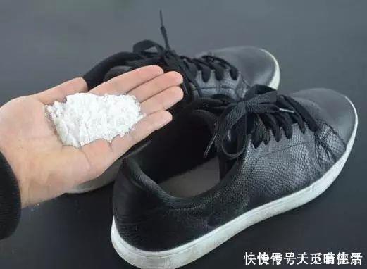 高跟鞋|鞋子散发臭味，别急着水洗！往里撒点“东西”，再臭也能轻松去除