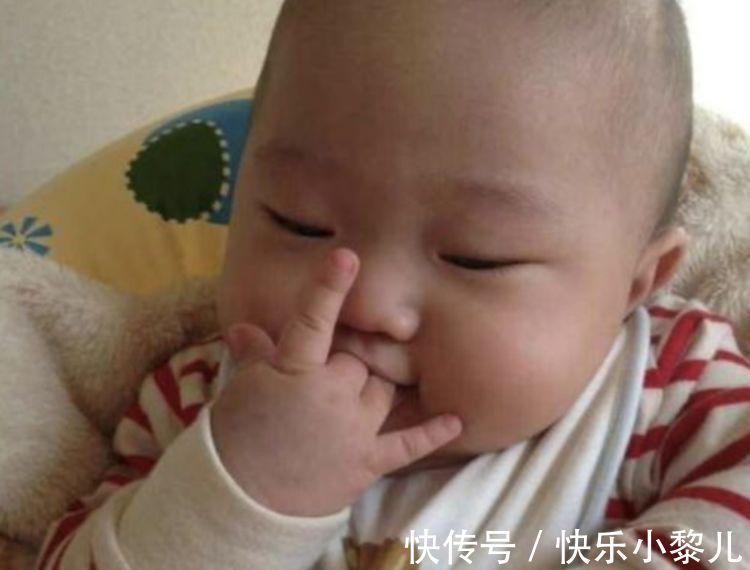 不良习惯|小婴儿对“吃手”情有独钟,家长需要制止吗?要根据情况来判断