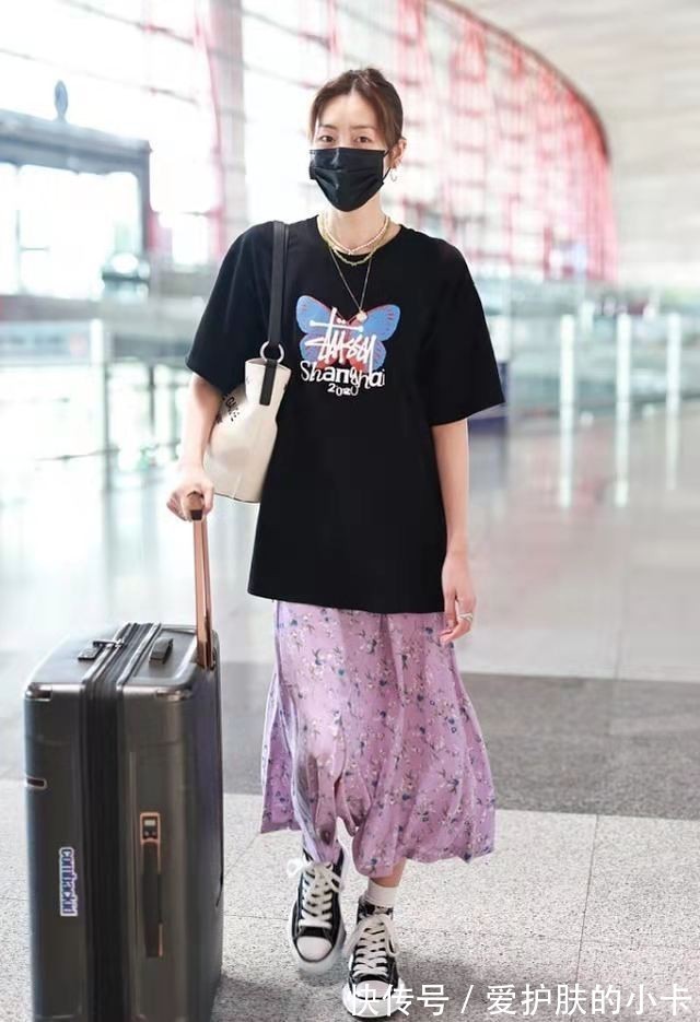 身材比例|超模也会乱穿衣,刘雯长T恤配碎花裙,178穿出55分,全靠气质取胜