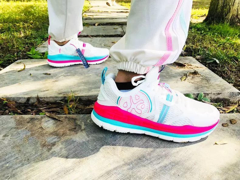 跑步 减缓冲击、低落差、耐磨损、超轻量,这双跑鞋才不到五百块?