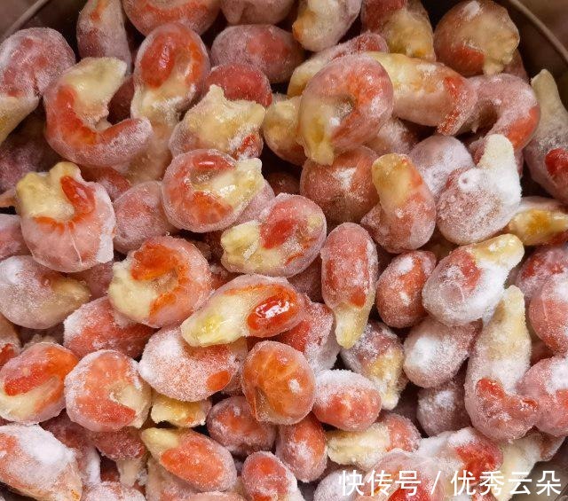 麻辣|芹菜洋葱炒龙虾尾,嘬一口龙虾尾,麻辣鲜香,好吃极啦!