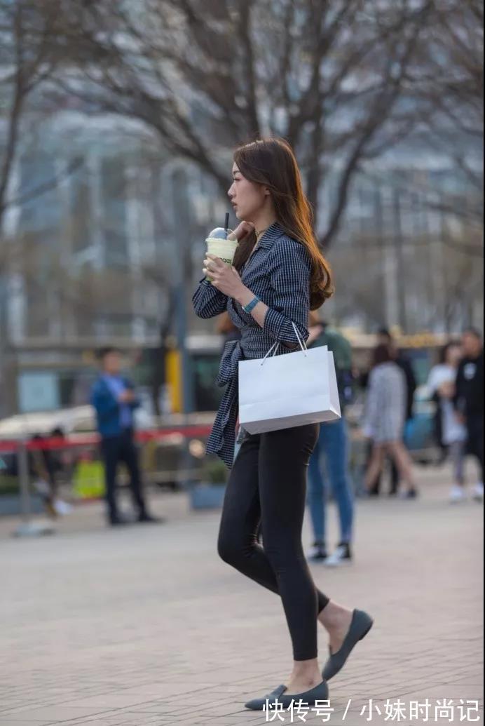 浑身上 街拍: 格子衬衫搭紧身黑皮裤的性感少女, 浑身上下显的很精致!