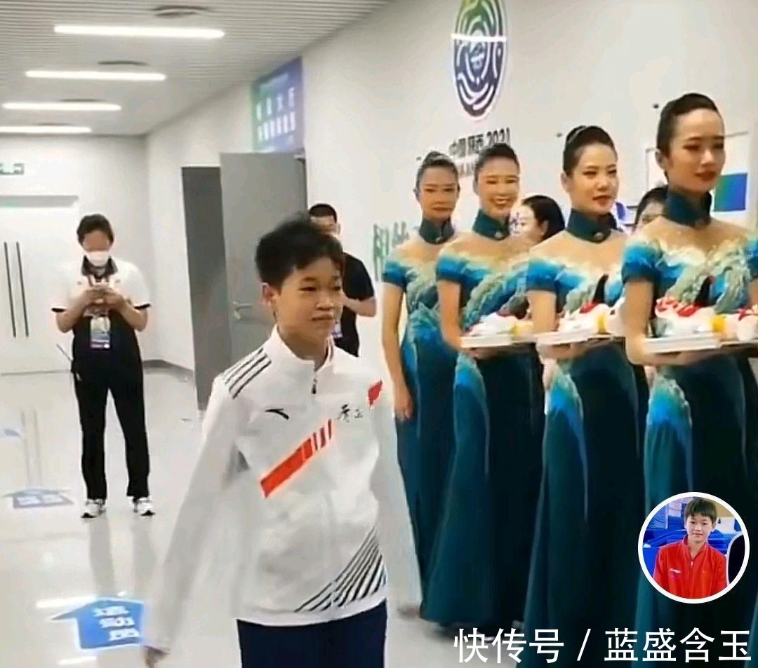 小小年纪|被一群美女簇拥!全红婵故意歪着身子偷窥,站直了后一顿搞笑摆拍!